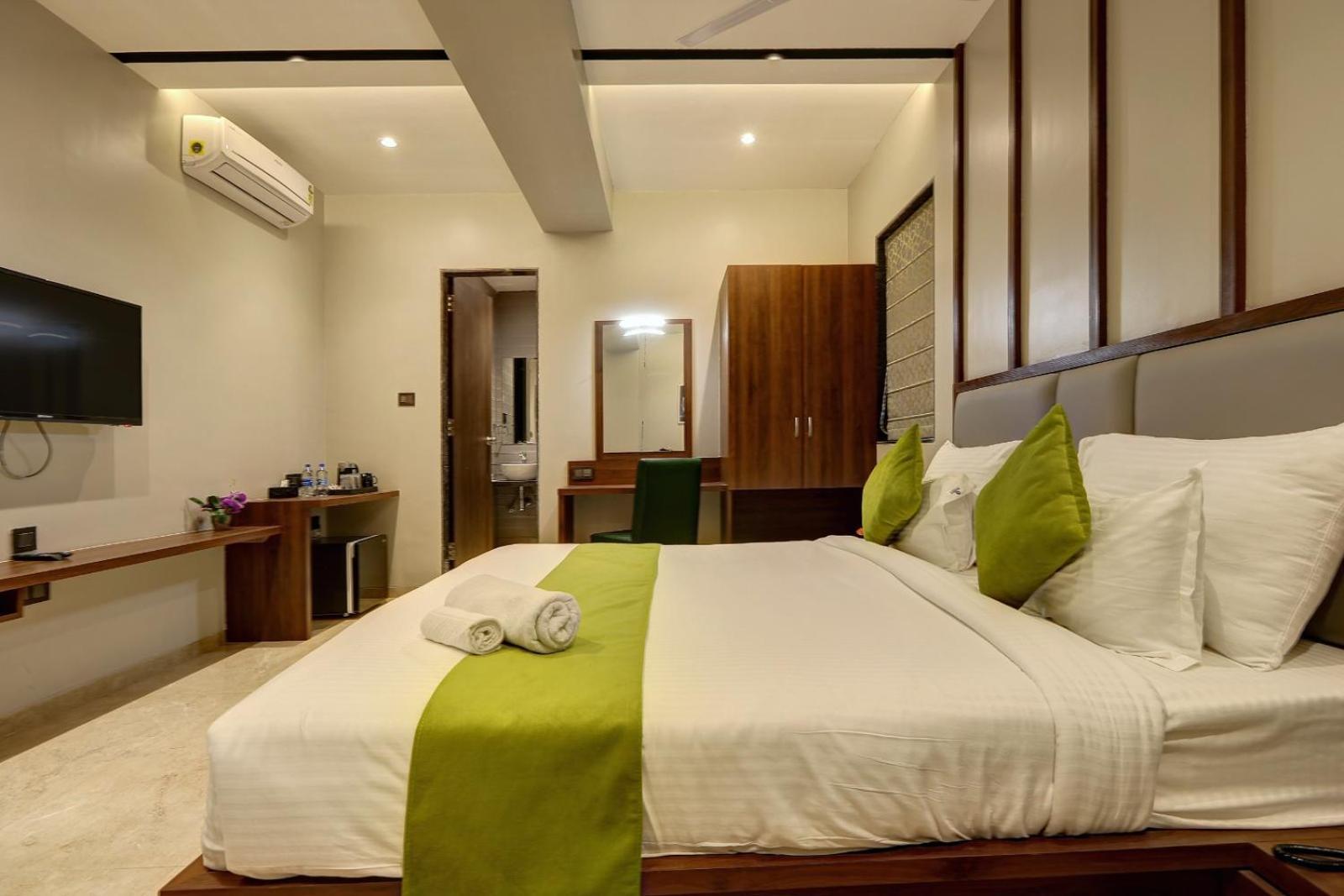 Magnus Fortune House Business Hotel , Magarpatta Mundhwa Bagian luar foto