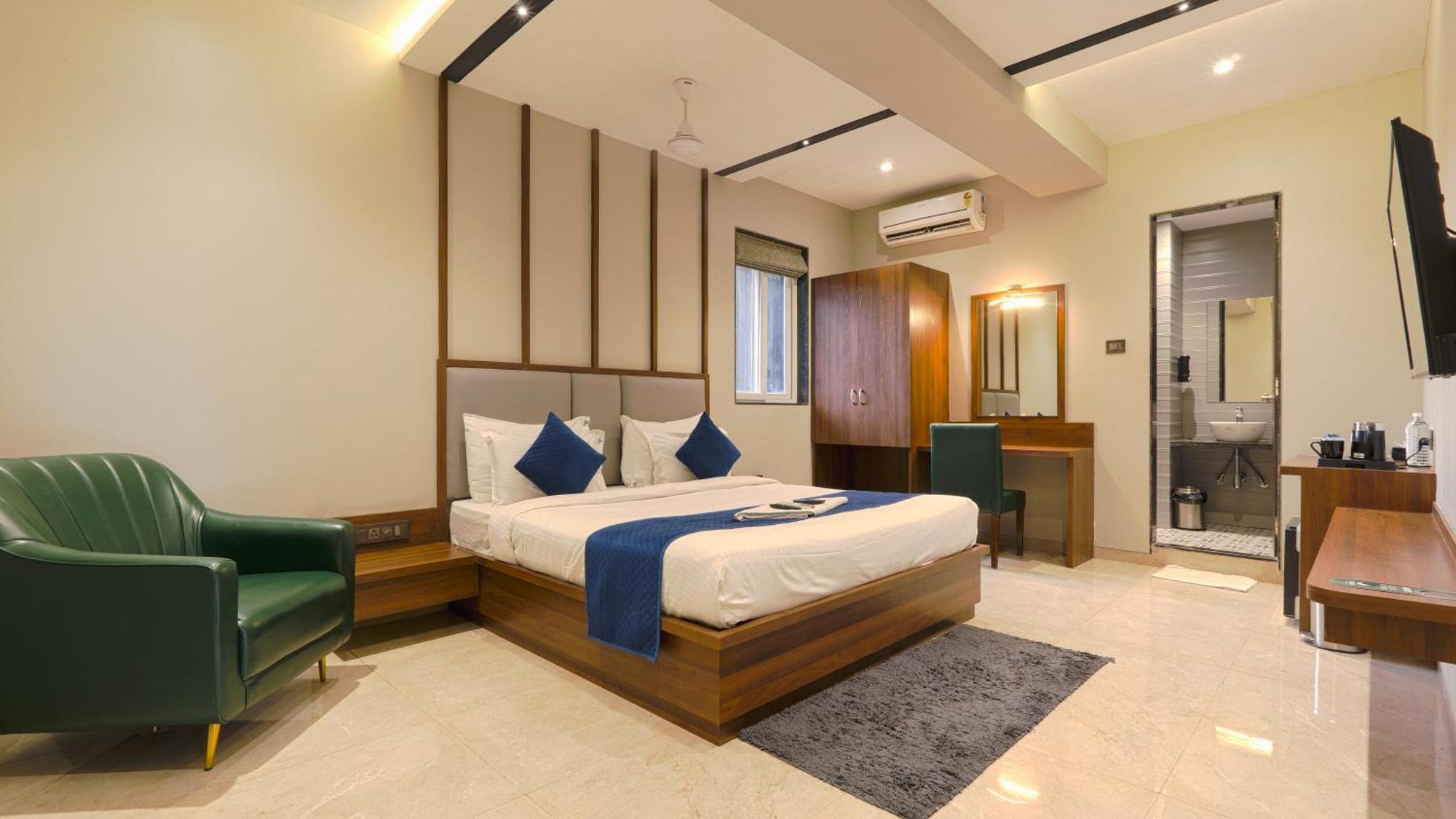 Magnus Fortune House Business Hotel , Magarpatta Mundhwa Bagian luar foto